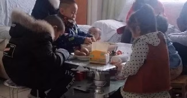 4 cách hành xử khiến trẻ xấu xí trong mắt người khác, bố mẹ thay đổi trước 3 tuổi để con ưu tú toàn diện - Ảnh 1.