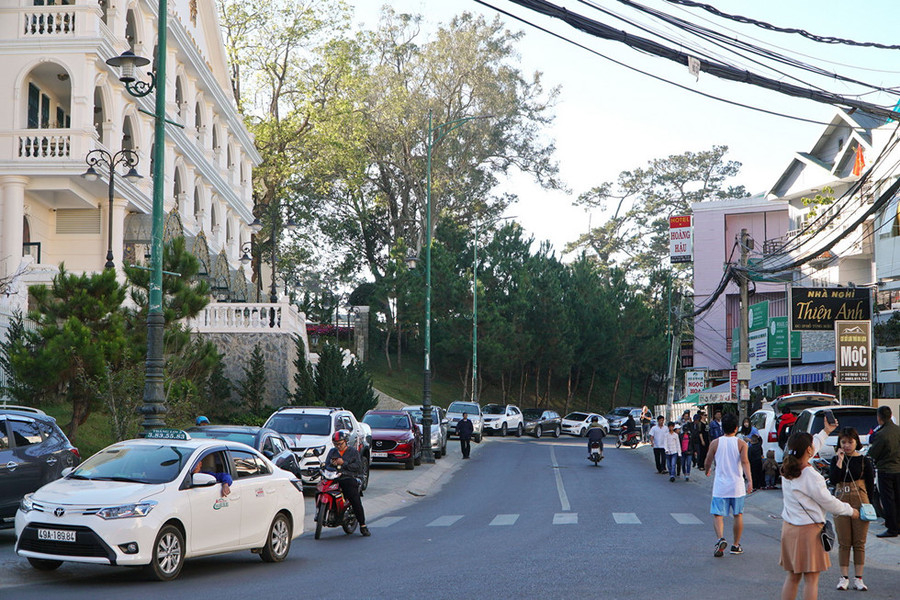 Đà Lạt cháy phòng, du khách dựng lều ngủ ở bờ hồ Xuân Hương ảnh 8 Da_Lat_qua_tai