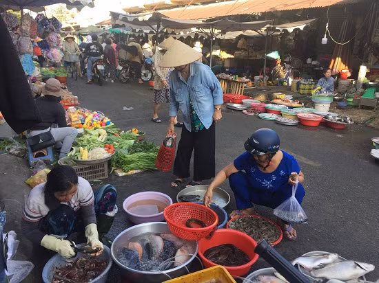 Mùng 5 Tết, giá rau xanh, hải sản tăng gấp 2-3 lần so với ngày thường ảnh 2 Chú thích ảnh