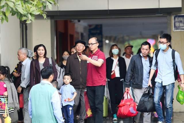 Trong bến xe Giáp Bát ngày hôm nay khá nhộn nhịp người vào ra