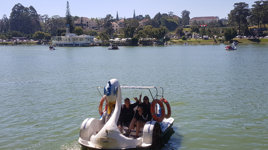 Đà Lạt cháy phòng, du khách dựng lều ngủ ở bờ hồ Xuân Hương ảnh 14 Da_Lat_qua_tai