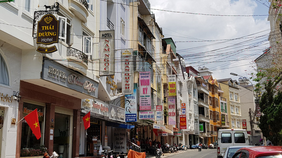 Đà Lạt cháy phòng, du khách dựng lều ngủ ở bờ hồ Xuân Hương ảnh 9 Da_Lat_qua_tai