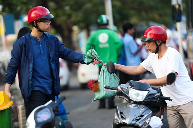 Nhiều gia đình mang cả gà, bánh kẹo ra Thủ đô