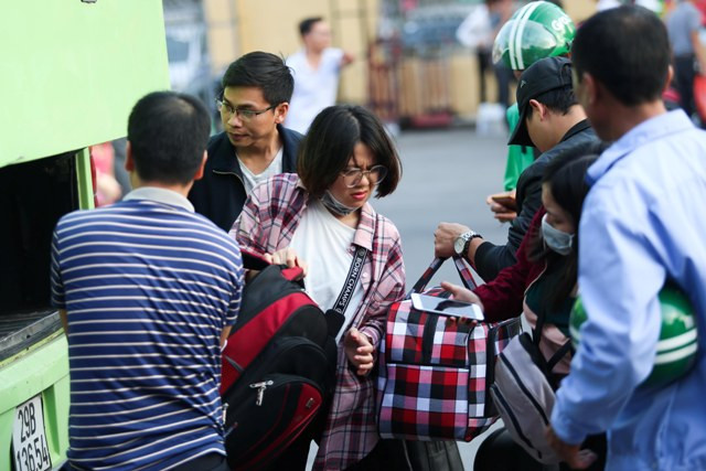 Tại khu vực bến xe Giáp Bát, lượng người từ các tỉnh thành đổ về Hà Nội đông nhưng không có hiện tượng ùn tắc