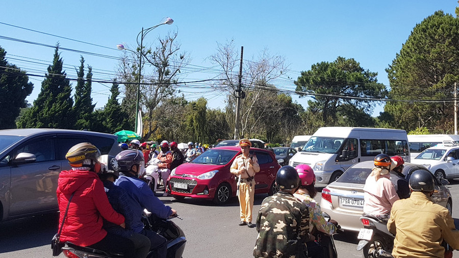 Đà Lạt cháy phòng, du khách dựng lều ngủ ở bờ hồ Xuân Hương ảnh 5 Da_Lat_qua_tai