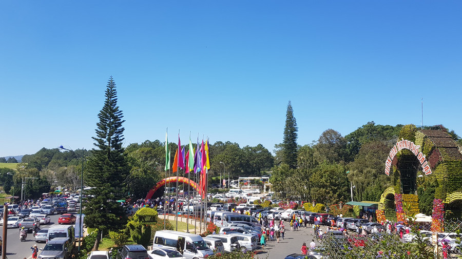Đà Lạt cháy phòng, du khách dựng lều ngủ ở bờ hồ Xuân Hương ảnh 1 Vườn hoa Đà Lạt nhộn nhịp du khách /// Ảnh: Lâm Viên