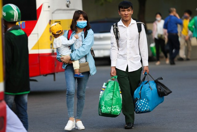 Nhiều gia đình đã quay lại Hà Nội từ mùng 5 Tết để chuẩn bị cho công việc đầu năm