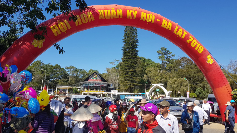 Đà Lạt cháy phòng, du khách dựng lều ngủ ở bờ hồ Xuân Hương ảnh 13 Da_Lat_qua_tai