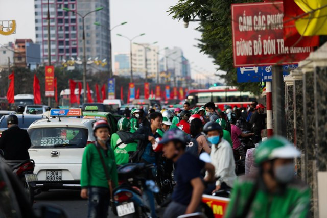 Phía bên ngoài bến xe, xe ôm, taxi đứng rất đông để đón trả khách