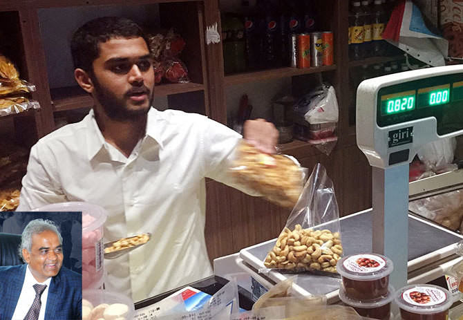 Con của tỷ phú vẫn phải bươn trải ngoài đường kiếm tiền. Ba bộ quần áo, hơn 2 triệu đồng: Vị tỷ phú đẩy con ra đường mưu sinh