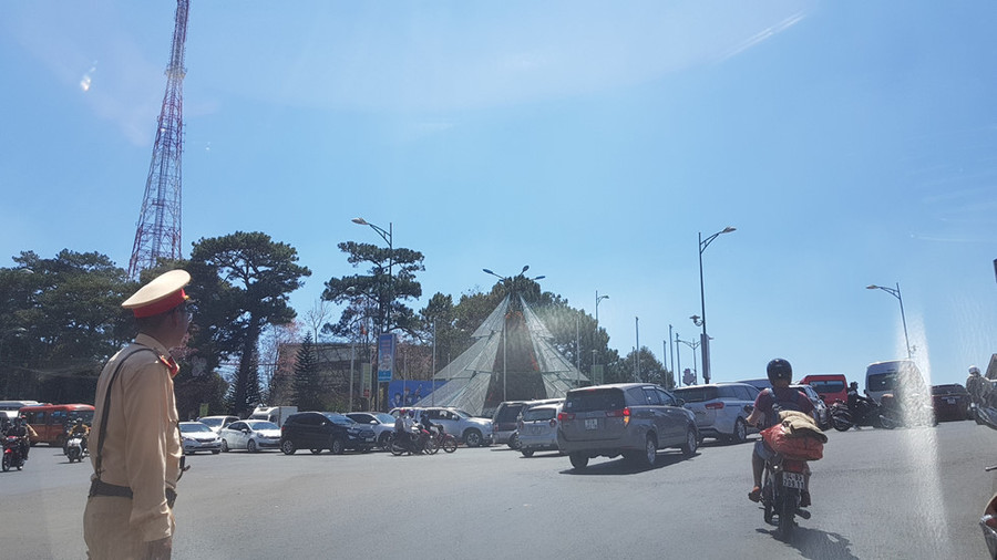 Đà Lạt cháy phòng, du khách dựng lều ngủ ở bờ hồ Xuân Hương ảnh 4 Da_Lat_qua_tai