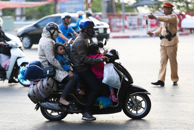 Tại khu vực ngã 3 Pháp Vân, Ngọc Hồi, Giải Phóng lực lượng chức năng đã tăng cường để tránh tình trạng ùn tắc tại khu vực