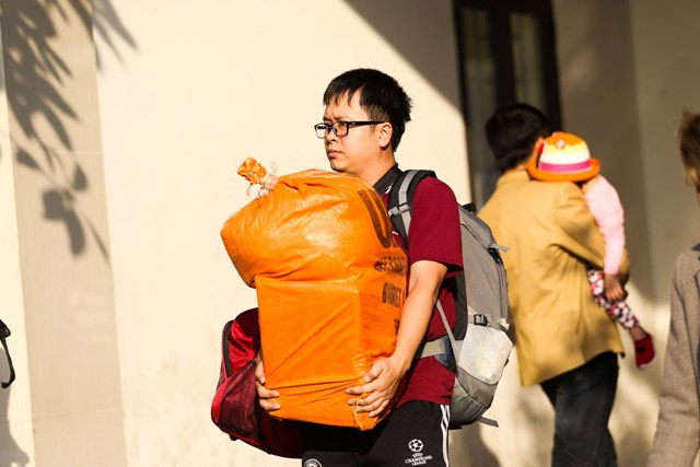 Tay xách nách mang, lỉnh kỉnh đồ đạc mang từ quê ra.