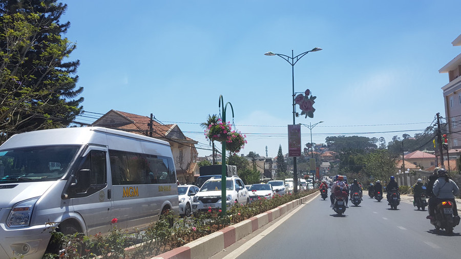 Đà Lạt cháy phòng, du khách dựng lều ngủ ở bờ hồ Xuân Hương ảnh 2 Da_Lat_qua_tai