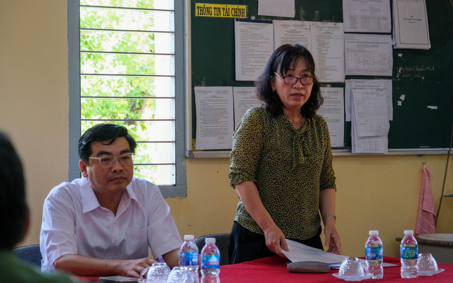 Bà Trần Thị Lụa báo cáo công tác chuẩn bị Kỳ thi tốt nghiệp THPT 2022.