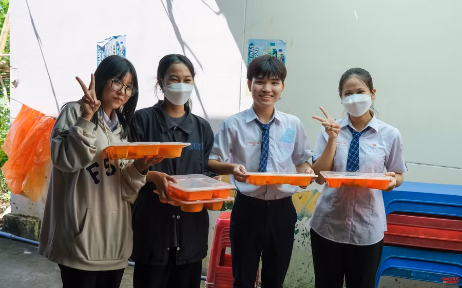 Học trò hạnh phúc với bữa ăn trưa sau giờ ôn thi mệt mỏi.