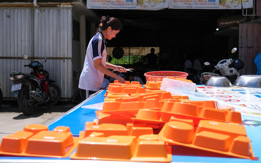 Các em tự vệ sinh dụng cụ sau khi ăn