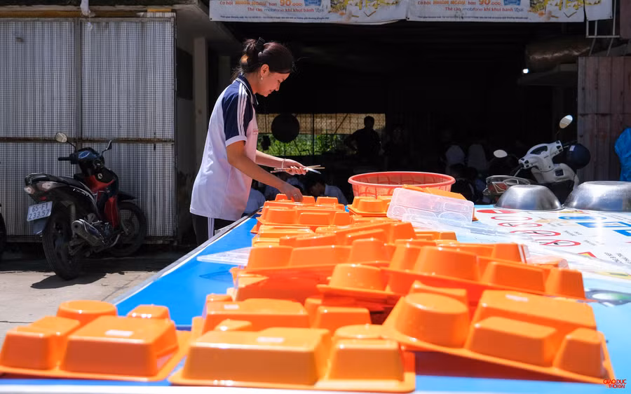 Các em tự vệ sinh dụng cụ sau khi ăn