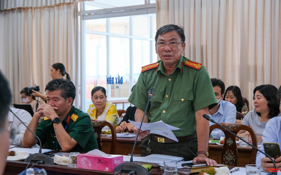 Thượng tá Phạm Vũ Toàn, Phó trưởng Phòng An ninh chính trị nội bộ (Công an TP Cần Thơ) báo cáo công tác phối hợp tổ chức kỳ thi.