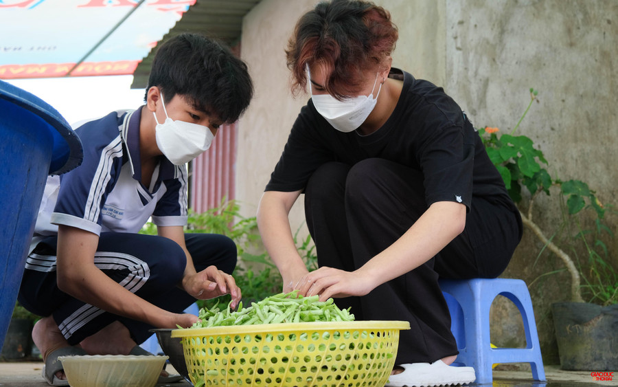 Mỗi người một việc, cùng nhau chuẩn bị những suất cơm trưa cho sĩ tử ôn thi.