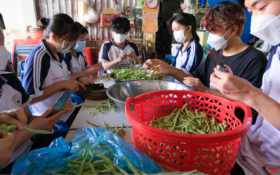 Các em học sinh khối lớp 10, 11 của trường tham gia bếp, nấu ăn hỗ trợ anh chị ôn thi.