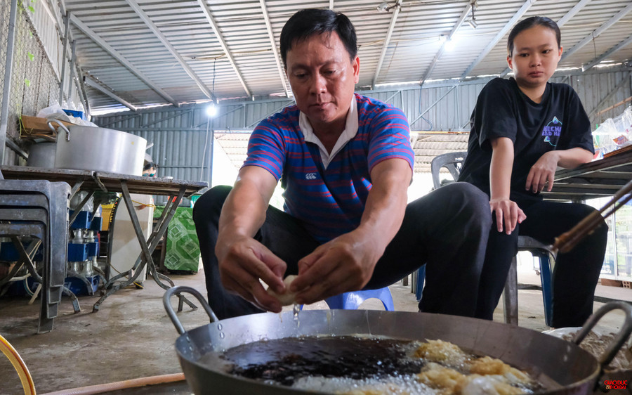 Thầy trò Trường THPT Trung An, huyện Cờ Đỏ (TP Cần Thơ) trổ tài nấu ăn.