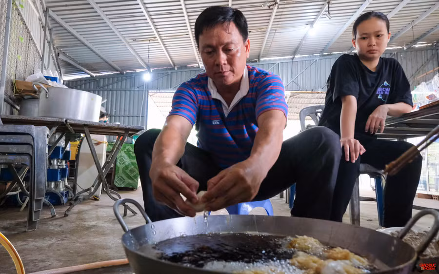 Thầy trò Trường THPT Trung An, huyện Cờ Đỏ (TP Cần Thơ) trổ tài nấu ăn.