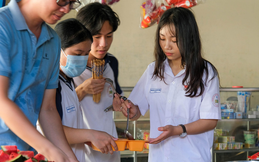 Các em học sinh khối 11 nhiệt tình tham gia hỗ trợ các anh chị ôn thi.