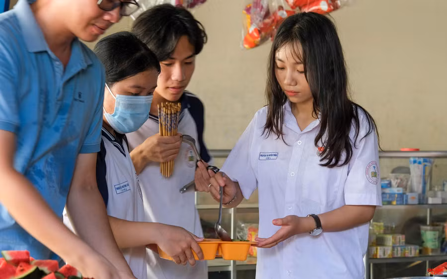 Các em học sinh khối 11 nhiệt tình tham gia hỗ trợ các anh chị ôn thi.