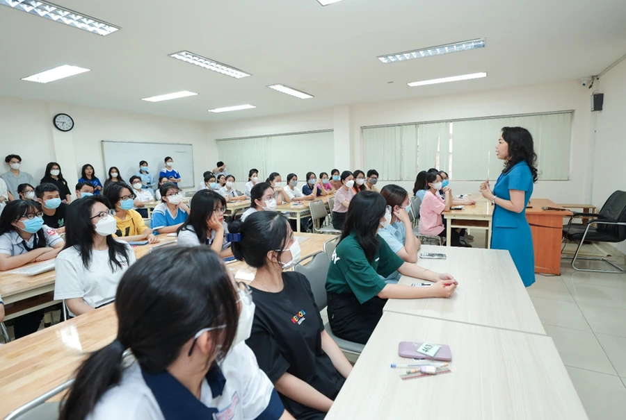 Thí sinh tham gia đánh giá năng lực đầu vào trên máy tính tại Trường ĐH Ngân hàng TPHCM năm 2023.