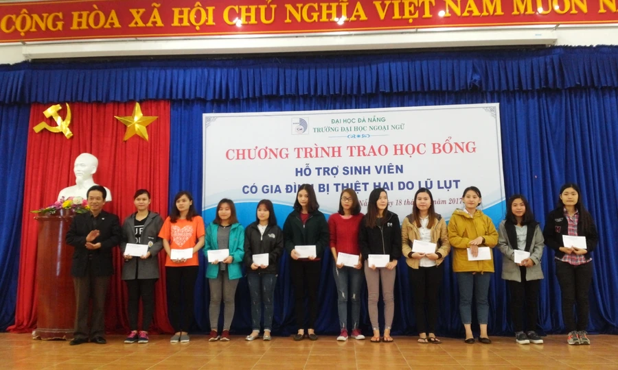 Đại diện Ban giám hiệu nhà trường trao học bổng cho SV có gia đình bị ảnh hưởng bởi lũ lụt ở miền Trung.