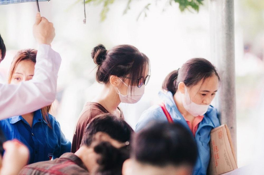 Phụ huynh sát cánh cùng con.