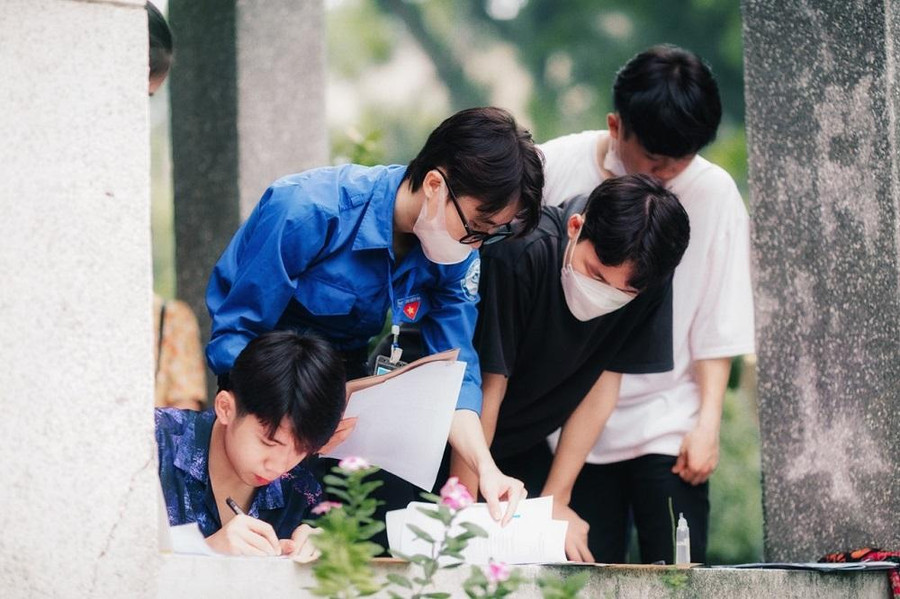 Lực lượng thanh niên tình nguyện hỗ trợ tân sinh viên.