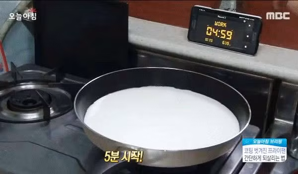 Cách chữa chảo chống dính bị dính thực hiện rất đơn giản.