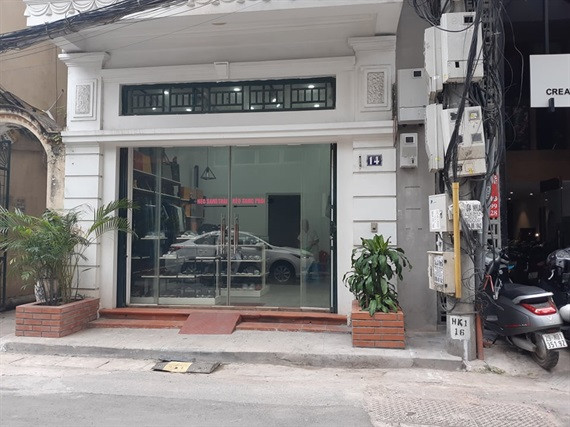 Vị trí cột điện cũ nằm hẳn về số nhà 12 phố Trương Hán Siêu.