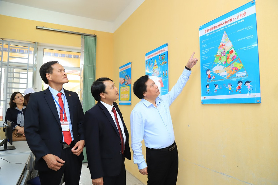 Các đại biểu thăm quan mô hình phòng máy tính ở trường tiểu học