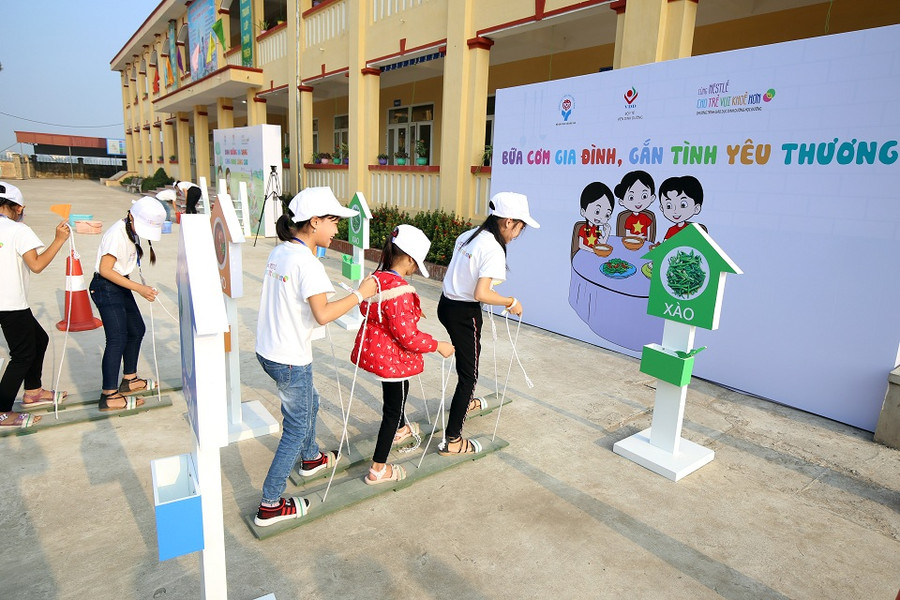 Các em học sinh 05 trường tiểu học ở Hưng Yên cùng tham gia Chương trình Giao lưu Tìm hiểu kiến thức dinh dưỡng và Vận động thể lực, Chương trình “Giáo dục Dinh dưỡng học đường – Cùng Nestlé cho trẻ vui khỏe