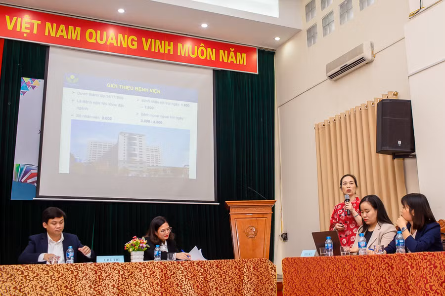 Đại biểu trình bày tham luận tại Hội thảo