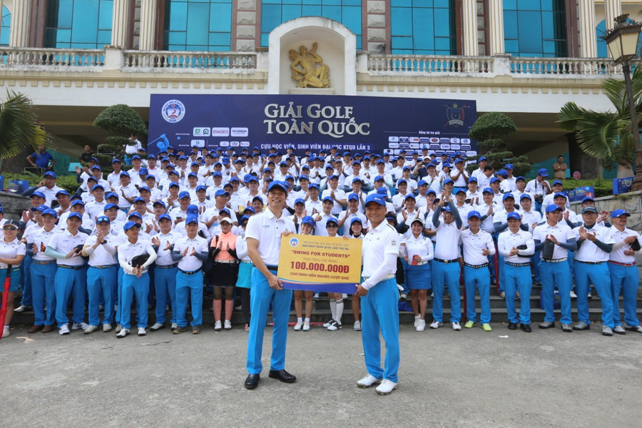 Ông Phan Minh Chính – Chủ tịch NEU Golf Club trao 100 triệu đồng cho lãnh đạo nhà trường Ông Phan Minh Chính – Chủ tịch NEU Golf Club trao 100 triệu đồng cho lãnh đạo nhà trường