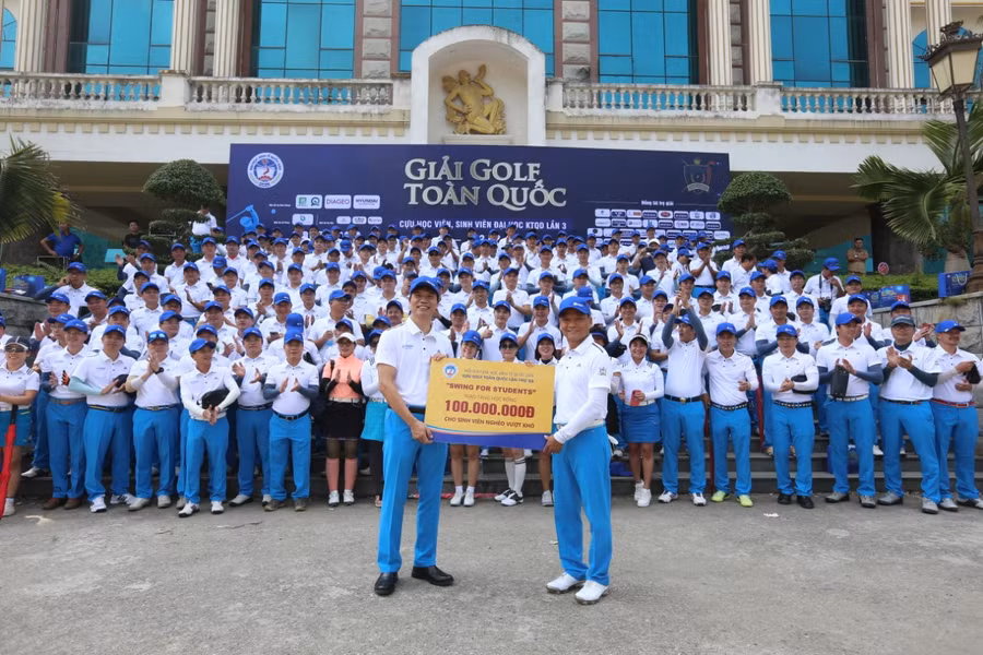 Ông Phan Minh Chính – Chủ tịch NEU Golf Club trao 100 triệu đồng cho lãnh đạo nhà trường