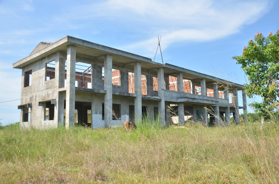 Nhiều hạng mục của Dự án xây dựng dở dang, cỏ dại mọc um tùm.