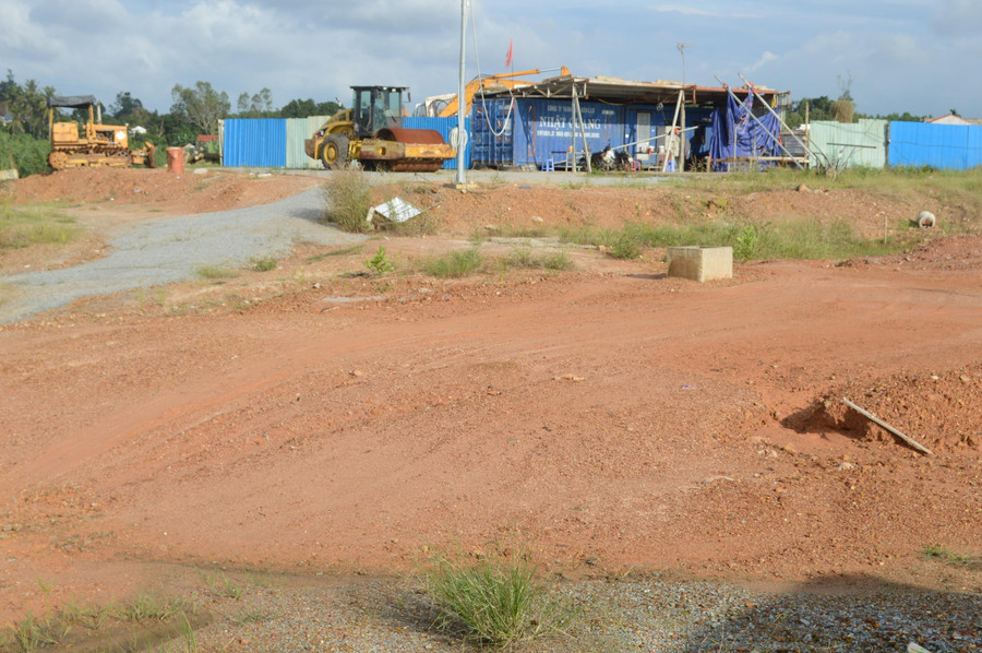 Lều trại bằng thùng container cùng nhiều thiết bị cơ giới được nhà thầu tập kết để chuẩn bị thi công dự án.