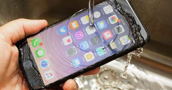 Apple hướng dẫn cách “cứu” từng dòng iPhone khi bị vô nước Apple hướng dẫn cách “cứu” từng dòng iPhone khi bị vô nước