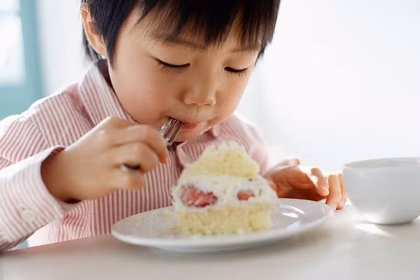 Xiao Gang được bà cho ăn rất nhiều, ngày nào cậu bé cũng được bà mua nước ngọt cho uống. (Ảnh minh họa).