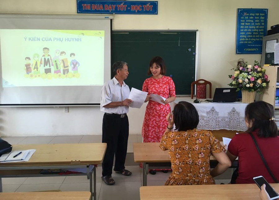 Nhiều học sinh có ông hoặc bà thay bố mẹ đi họp phụ huynh cho cháu. Nhiều học sinh có ông hoặc bà thay bố mẹ đi họp phụ huynh cho cháu.