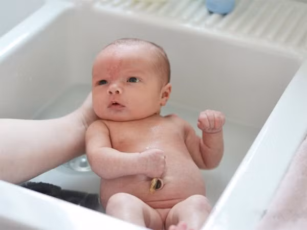 Không tắm khi bé mới đi nắng về.