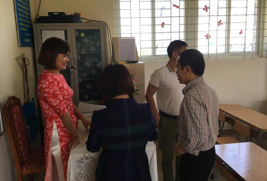 Một số phụ huynh nán lại sau buổi họp để trao đổi thêm với GVCN. Một số phụ huynh nán lại sau buổi họp để trao đổi thêm với GVCN.