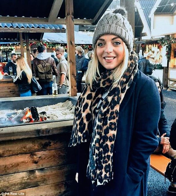 Người phụ nữ có bàn chân, bàn tay phát triển không ngừng Người phụ nữ có bàn chân, bàn tay phát triển không ngừng