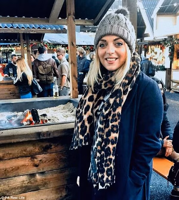 Người phụ nữ có bàn chân, bàn tay phát triển không ngừng