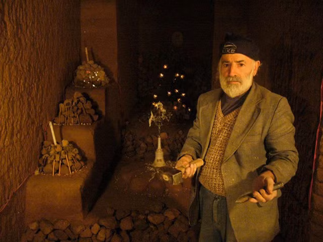 Ngôi đền dưới lòng đất được Levon thực hiện hoàn toàn thủ công